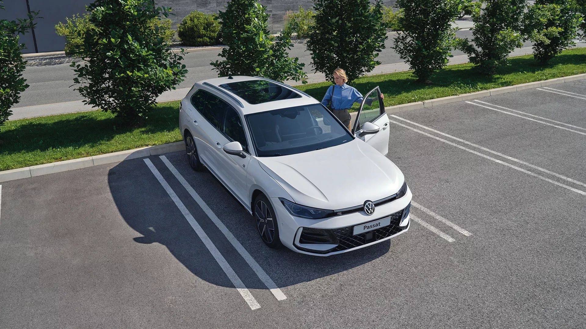 Beyaz Volkswagen Passat ve sahibi otoparkta